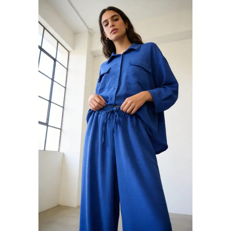 Two-piece set: loose-fitting shirt-style top, loose-fitting trousers, elastic waistband.