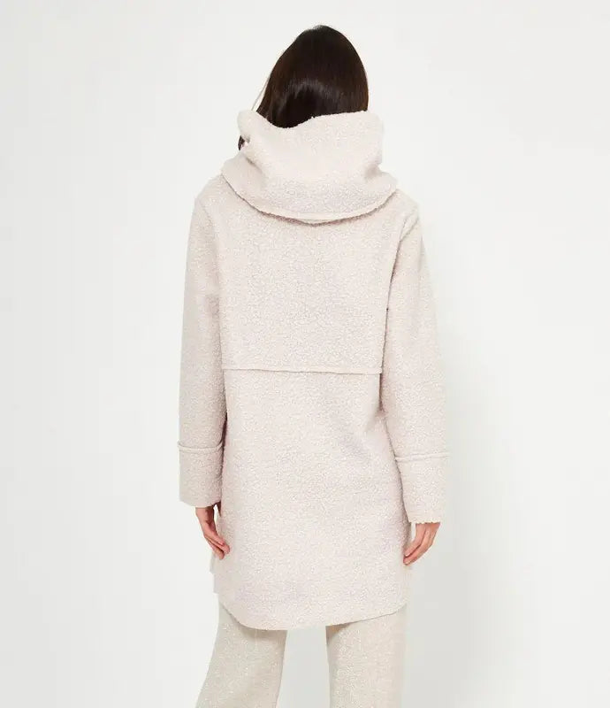 Women's autumn/winter hooded button-up coat, stylish and versatile, suitable for various occasions.
