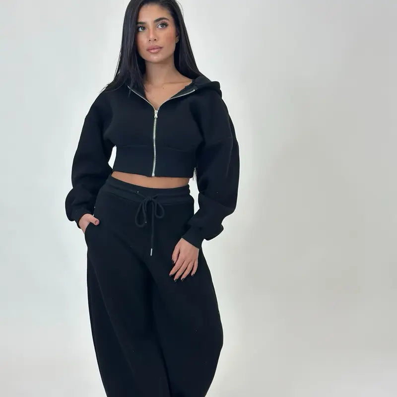 Sports Set - A two-piece tracksuit including a zip-up, crocodile-patterned hoodie and loose-fitting sweatpants, lined with soft fleece for comfortable wear.