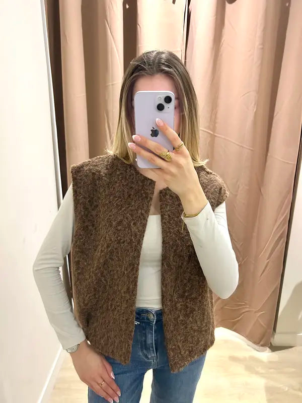 Soft, sleeveless vest for a chic and comfortable look.