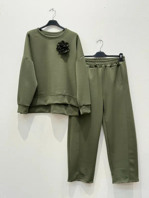 This two-piece wetsuit set, made of wetsuit viscose fabric, includes a shirt adorned with a flower brooch and a pair of elasticated harem pants.