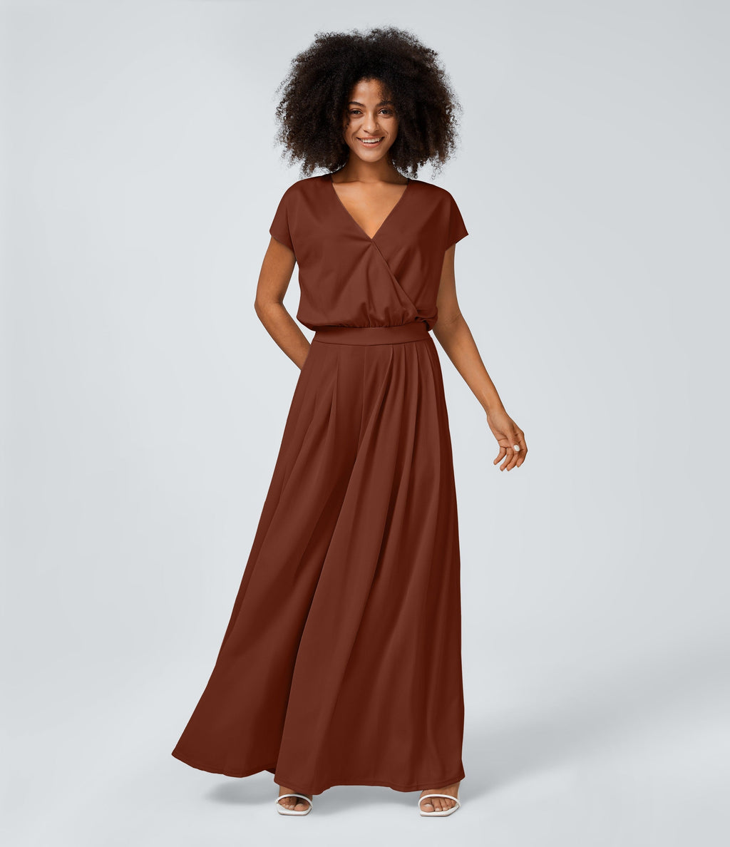 Casual jumpsuit with V-neck, wide legs, pleated, short sleeves, and flowy waffle pattern.